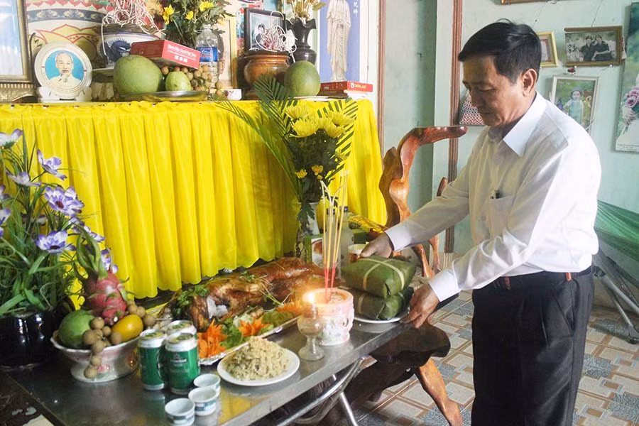 Thành kính chuẩn bị lễ cúng ban thờ tổ tiên trong ngày Tết Cổ truyền. Ảnh: N.T