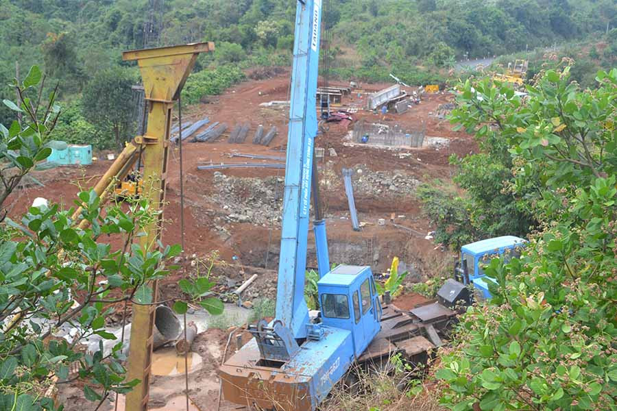 Thị công cầu Ia Châm, xã Ia Tô, huyện Ia Grai. Ảnh: Hoàng Cư  Thị công cầu Ia Châm, xã Ia Tô, huyện Ia Grai. Ảnh: Hoàng Cư