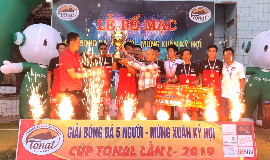 Yên Đỗ Gia Lai đã giành giải thưởng 10 triệu đồng cho ngôi vô địch. Ảnh: Văn Ngọc