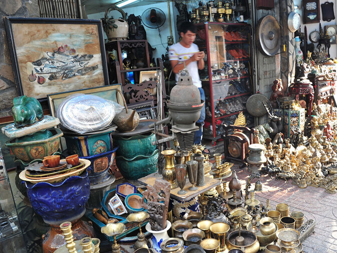Tiệm bán đồ đồng giả cổ trên đường Lê Công Kiều Tiệm bán đồ đồng giả cổ trên đường Lê Công Kiều