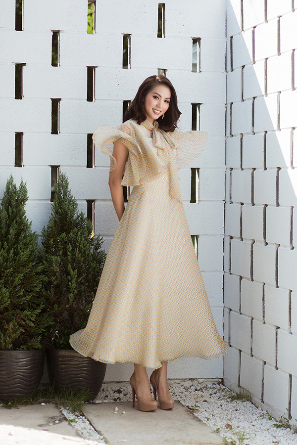  Bên cạnh các mẫu đầm dành để đi chúc Tết, đi dạo phố xuân là các thiết kế váy maxi có thể sử dụng khi góp mặt tại các buổi liên hoan, tiệc tùng cuối năm.