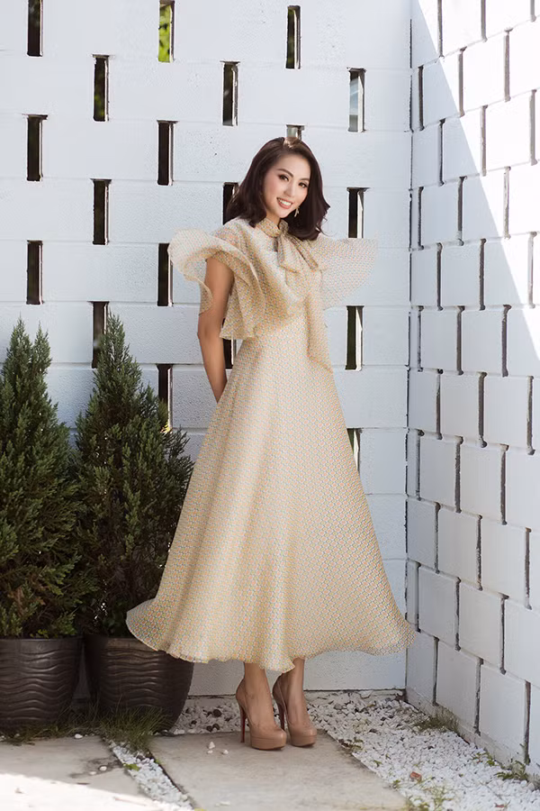  Bên cạnh các mẫu đầm dành để đi chúc Tết, đi dạo phố xuân là các thiết kế váy maxi có thể sử dụng khi góp mặt tại các buổi liên hoan, tiệc tùng cuối năm.