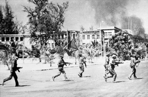 Trưa 7/1/1979, các lực lượng vũ trang cách mạng Campuchia cùng Quân tình nguyện Việt Nam tiến vào giải phóng Thủ đô Phnom Penh. Ảnh: TTXVN  Trưa 7/1/1979, các lực lượng vũ trang cách mạng Campuchia cùng Quân tình nguyện Việt Nam tiến vào giải phóng Thủ đô Phnom Penh. Ảnh: TTXVN