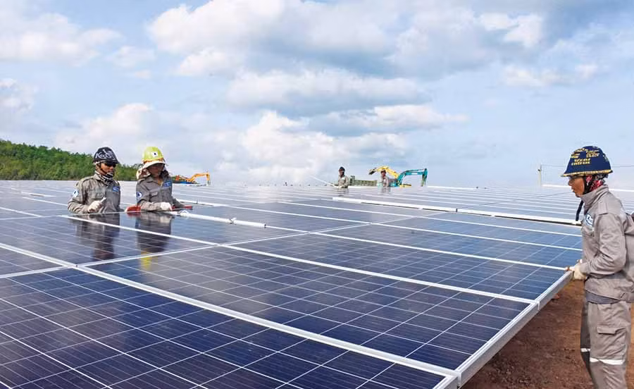 Lắp đặt hệ thống pin mặt trời Nhà máy Điện mặt trời Thành Thành Công Krông Pa. Ảnh: Minh Triều