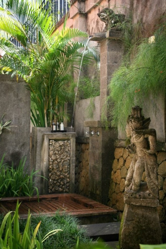 Ở khu nghỉ dưỡng Des Indes của Bali, thác nước chảy bên cạnh một bức tượng vũ công tạo nên không gian tắm huyền bí. Không gian tắm với nhiều cây cỏ như trong một khu rừng nhiệt đới.