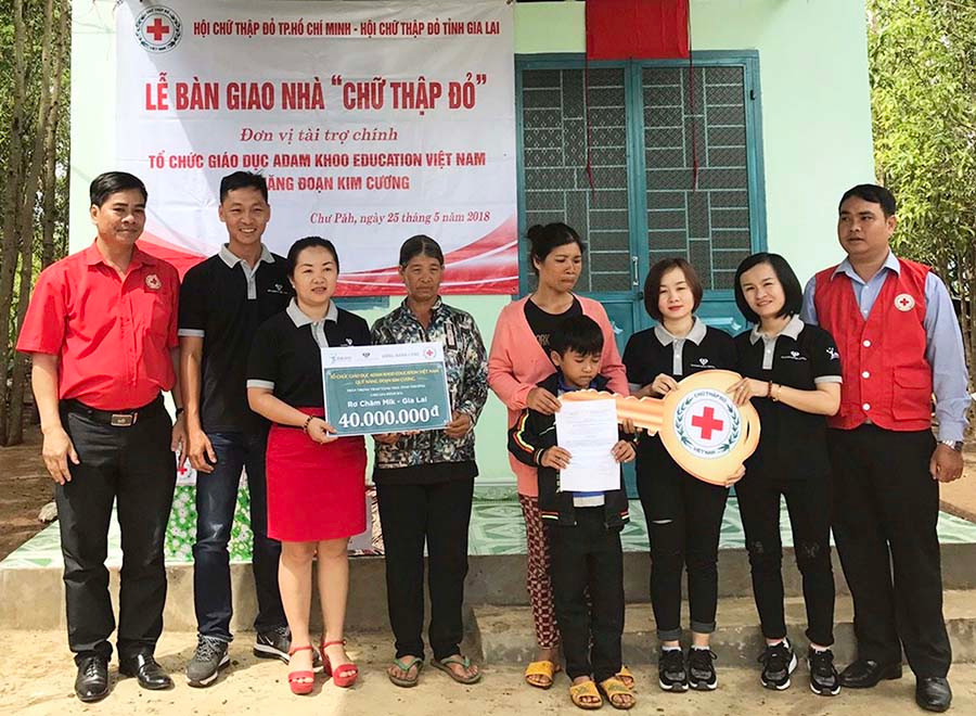  Bàn giao nhà “Chữ thập đỏ” cho một hộ nghèo ở huyện Chư Pah. Ảnh: H.N