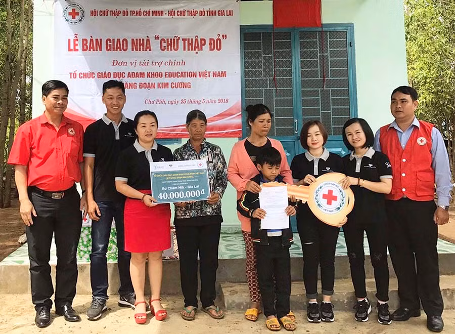  Bàn giao nhà “Chữ thập đỏ” cho một hộ nghèo ở huyện Chư Pah. Ảnh: H.N