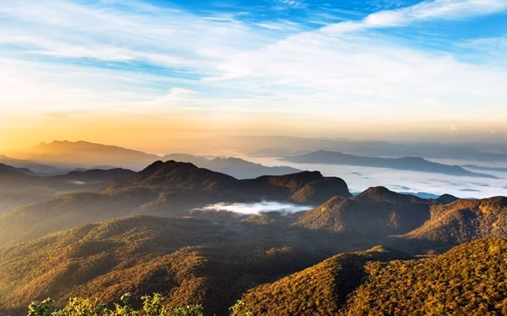 Ngắm cảnh mặt trời mọc trên Đỉnh Adam (Sri Pada) có độ cao hơn 2.240m. Nơi đây có khung cảnh trầm mặc và các phật tin rằng là nơi có dấu chân của Đức Phật. Ảnh: Getty