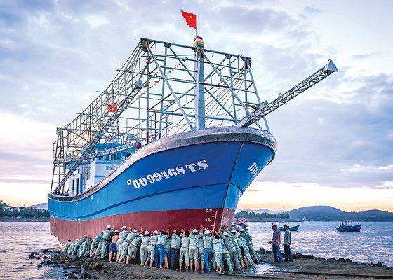 Hạ thủy tàu đóng mới theo Nghị định 67-CP. Ảnh: NGUYỄN XUÂN TUYẾN