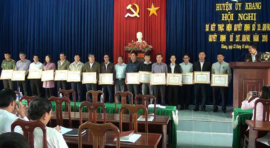  Tặng giấy khen của Huyện ủy Kbang cho các tập thể có thành tích tiêu biểu với các xã, thị trấn, làng đặc biệt khó khăn. Ảnh: M.N
