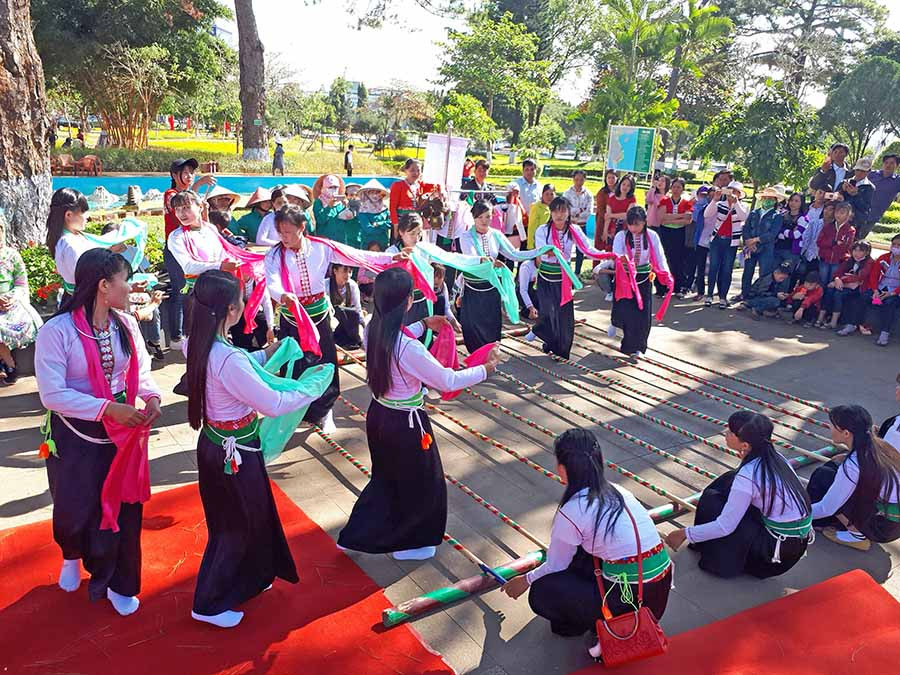 Múa sạp tại Lễ hội Mùa xuân các dân tộc tỉnh năm 2018. Ảnh: P.L  Múa sạp tại Lễ hội Mùa xuân các dân tộc tỉnh năm 2018. Ảnh: P.L