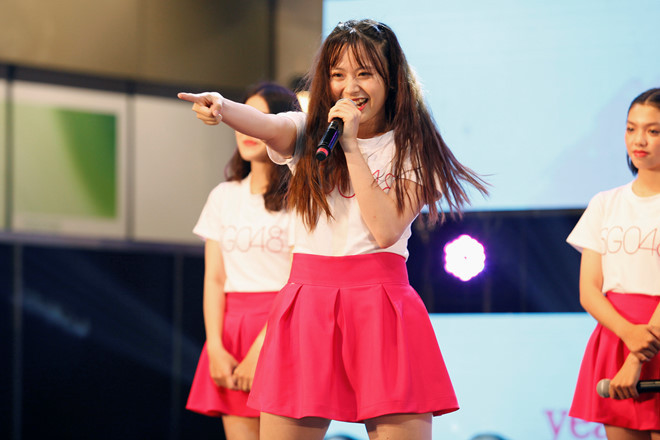  “Tôi biết yếu tố tuổi tác là một bất lợi, và tôi cũng biết mình sẽ phải từ bỏ những thành quả trong quá khứ để bắt đầu lại mọi thứ từ đầu, nhưng tôi không hối hận về quyết định này một chút nào. Một tháng vừa qua, khi cùng nhau tập luyện cho sân khấu ra mắt và cùng đối diện với nỗi buồn sống xa gia đình, chúng tôi đã đoàn kết và yêu thương nhau hơn. Các em ấy đã hỗ trợ và cổ vũ tôi rất nhiều. Tôi sẽ tiếp tục nỗ lực tập luyện hơn nữa để giúp nhóm được mọi người yêu thích”, cô nói thêm.