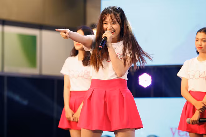  “Tôi biết yếu tố tuổi tác là một bất lợi, và tôi cũng biết mình sẽ phải từ bỏ những thành quả trong quá khứ để bắt đầu lại mọi thứ từ đầu, nhưng tôi không hối hận về quyết định này một chút nào. Một tháng vừa qua, khi cùng nhau tập luyện cho sân khấu ra mắt và cùng đối diện với nỗi buồn sống xa gia đình, chúng tôi đã đoàn kết và yêu thương nhau hơn. Các em ấy đã hỗ trợ và cổ vũ tôi rất nhiều. Tôi sẽ tiếp tục nỗ lực tập luyện hơn nữa để giúp nhóm được mọi người yêu thích”, cô nói thêm.