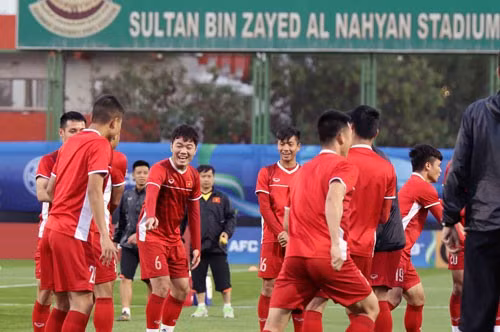 Các tuyển thủ Việt Nam trong buổi tập đầu tiên ở UAE Ảnh: Nhật Ðoàn