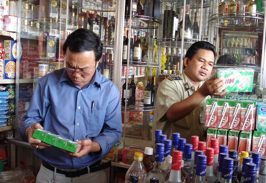  Tăng cường kiểm tra đảm bảo an toàn thực phẩm ngày Tết. Ảnh: N.N