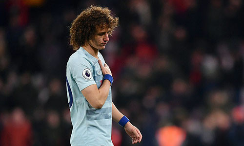 David Luiz mắc lỗi dẫn tới bàn nâng tỷ số lên 2-0 của Bournemouth. Ảnh: PA.