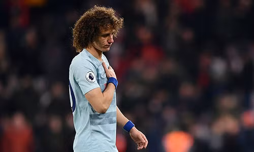 David Luiz mắc lỗi dẫn tới bàn nâng tỷ số lên 2-0 của Bournemouth. Ảnh: PA.