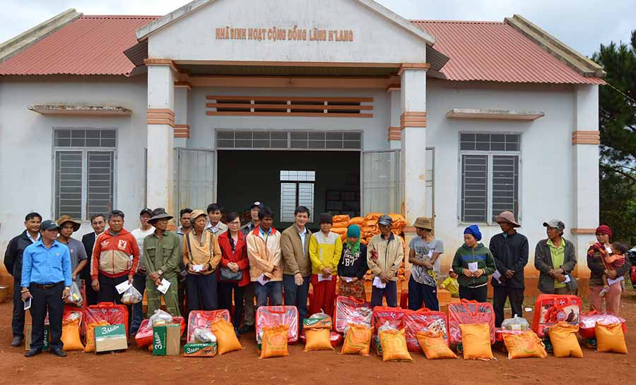 219 hộ nghèo được nhận quà của các mạnh thường quân. Ảnh: Phương Linh 219 hộ nghèo được nhận quà của các mạnh thường quân. Ảnh: Phương Linh