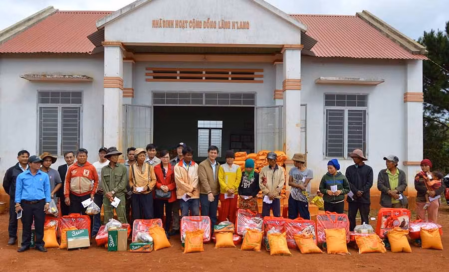 219 hộ nghèo được nhận quà của các mạnh thường quân. Ảnh: Phương Linh