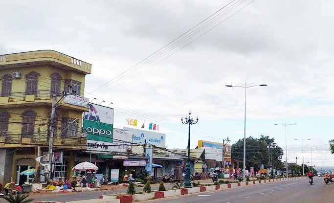 Giải phân cách được đưa vào sử dụng đã góp phần thay đổi diện mạo đô thị huyện Chư Pưh. Ảnh: Nhật Hào