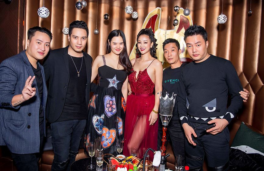 Maya hội ngộ bạn bè thân thiết tới cổ vũ cô trong minishow. Maya hội ngộ bạn bè thân thiết tới cổ vũ cô trong minishow.