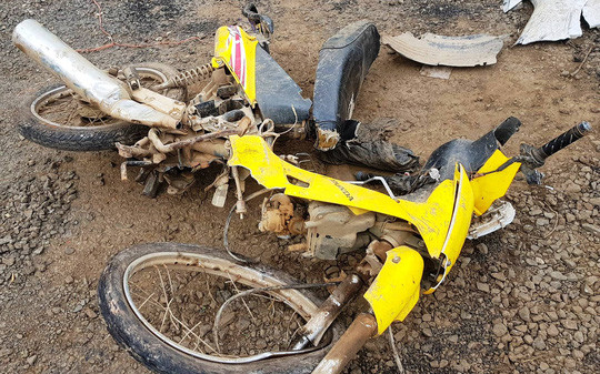 Xe máy chạy cùng chiều hư hỏng nặng.