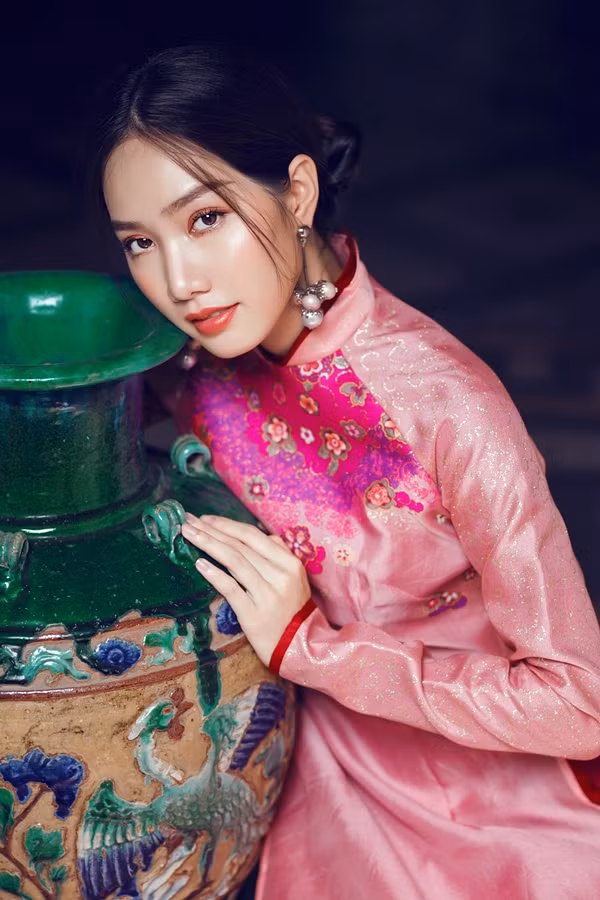  Họa tiết lấy cảm hứng từ hoa lá mùa xuân được đính kết và thêu thủ công tỉ mỉ.