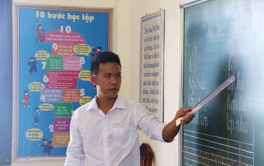 Thầy Qua cần mẫn dạy dỗ các em học sinh nơi đầu sóng ngọn gió. Ảnh: Quang Tấn