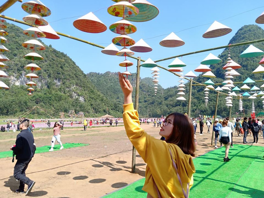 Tại đây còn được bố trí nhiều tiểu cảnh để du khách thuận tiện chụp ảnh và trải nghiệm cảm giác mới mẻ.  Tại đây còn được bố trí nhiều tiểu cảnh để du khách thuận tiện chụp ảnh và trải nghiệm cảm giác mới mẻ.