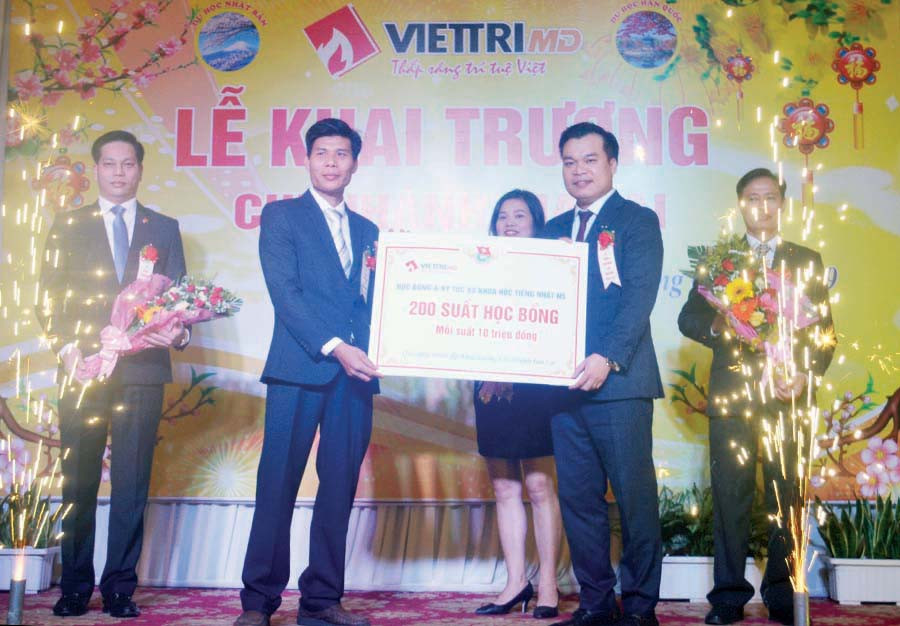 Công ty cổ phần Hợp tác Đào tạo và Phát triển Nguồn nhân lực Việt Nam trao 200 suất học bổng cho Chi nhánh Gia Lai. Ảnh: D.Q