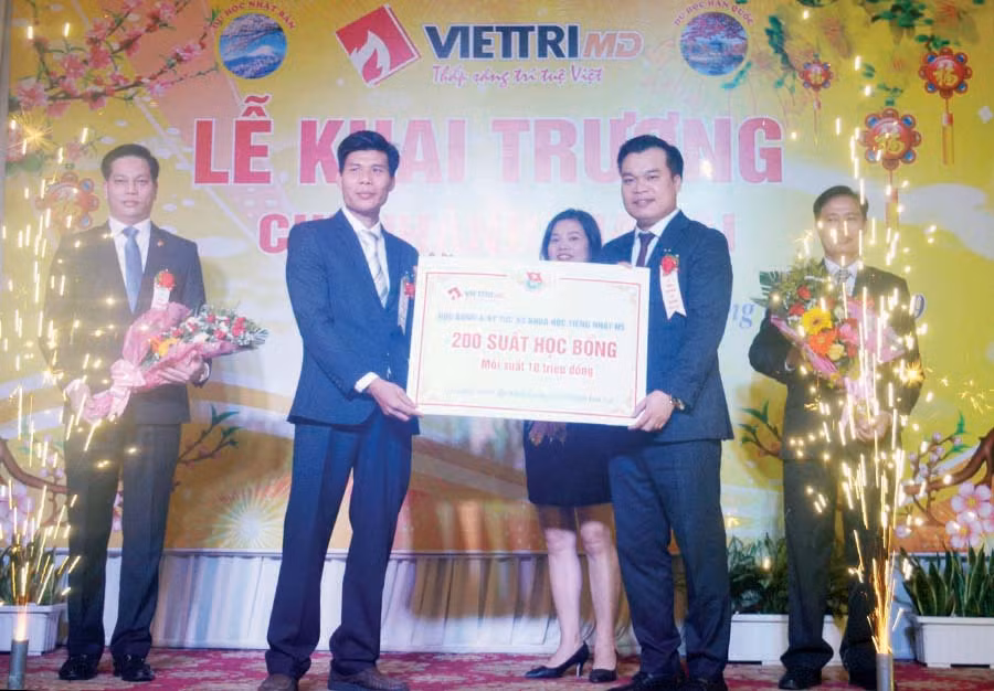 Công ty cổ phần Hợp tác Đào tạo và Phát triển Nguồn nhân lực Việt Nam trao 200 suất học bổng cho Chi nhánh Gia Lai. Ảnh: D.Q