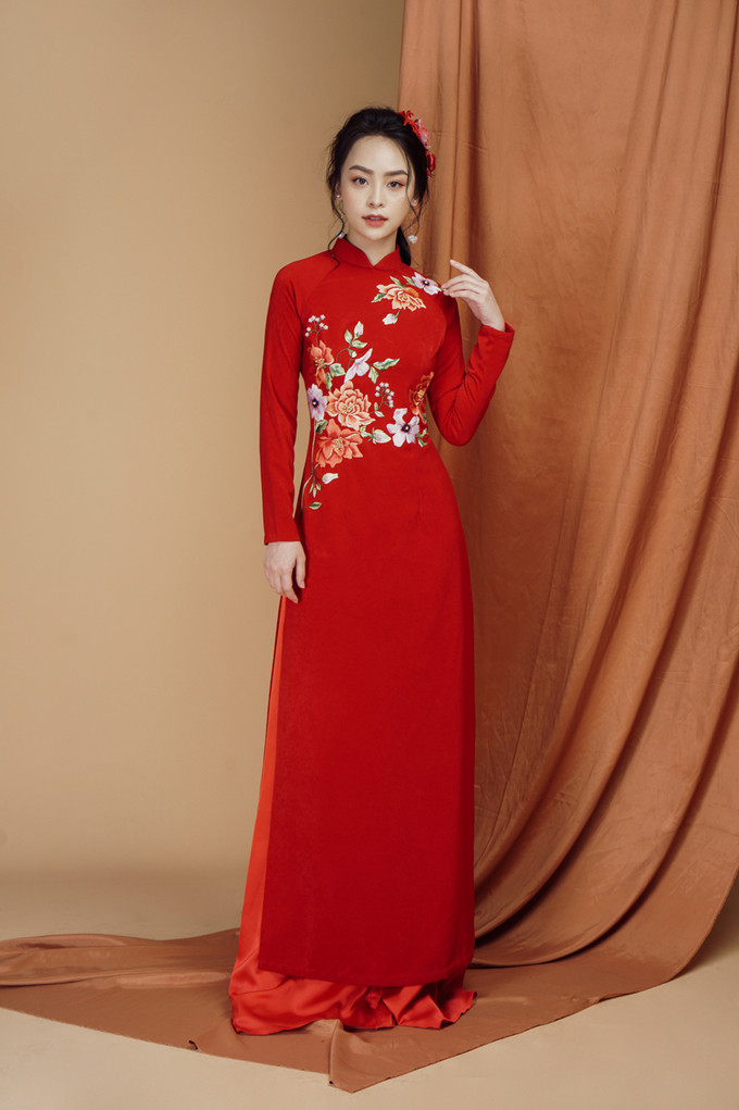 Tà áo dài đỏ thêu hoa trên cầu vai và eo phù hợp với tân nương có vóc dáng quả lê, giúp thu hút điểm nhìn vào thân trên mảnh mai - vốn là điểm mạnh của các nàng. Tà áo dài đỏ thêu hoa trên cầu vai và eo phù hợp với tân nương có vóc dáng quả lê, giúp thu hút điểm nhìn vào thân trên mảnh mai - vốn là điểm mạnh của các nàng.