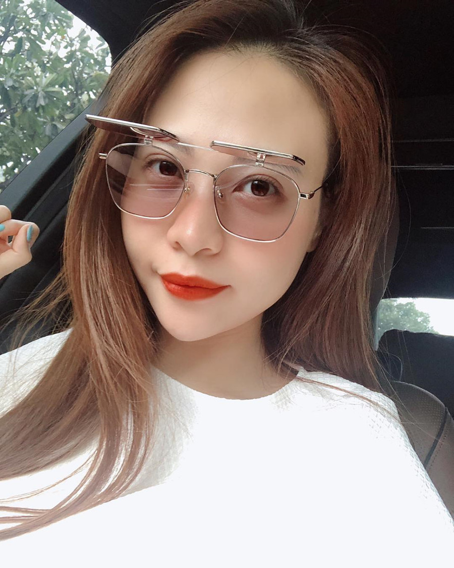 Cựu người mẫu sở hữu bộ sưu tập kính đa dạng, độc đáo của các thương hiệu lớn. Tuy nhiên, hiếm khi cô "khoe" hàng hiệu trên trang cá nhân, ngay cả với phụ kiện túi xách. Cựu người mẫu sở hữu bộ sưu tập kính đa dạng, độc đáo của các thương hiệu lớn. Tuy nhiên, hiếm khi cô