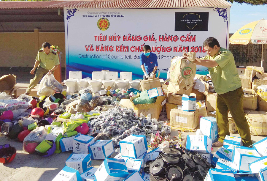  Lực lượng chức năng tiêu hủy hàng hóa vi phạm trong 2 năm (2017 và 2018). Ảnh: L.L