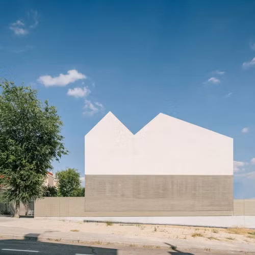 Mặt cắt một bên nhà có hình hai đỉnh núi.