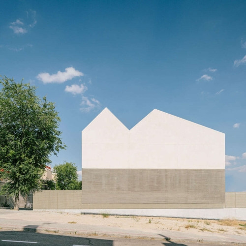 Mặt cắt một bên nhà có hình hai đỉnh núi.