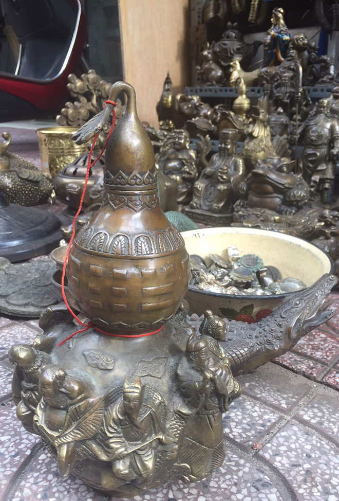 Hồ lô Bát tiên bán trên vỉa hè Lê Công Kiều khi chưa được đám thợ lừa mông má cho cũ kỹ  Hồ lô Bát tiên bán trên vỉa hè Lê Công Kiều khi chưa được đám thợ lừa mông má cho cũ kỹ