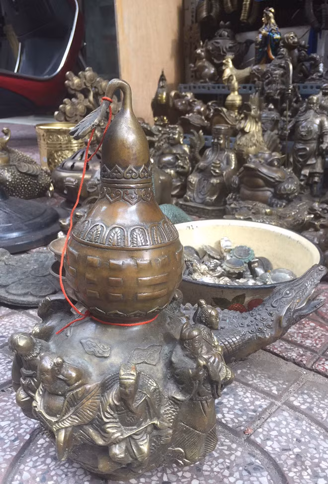  Hồ lô Bát tiên bán trên vỉa hè Lê Công Kiều khi chưa được đám thợ lừa mông má cho cũ kỹ