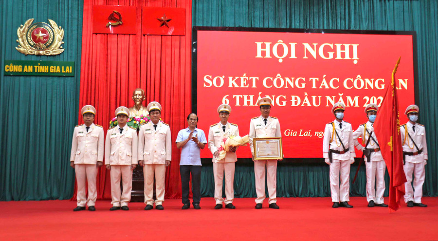 Thừa ủy nhiệm của Chủ tịch nước, Chủ tịch UBND tỉnh Võ Ngọc Thành (thứ 4 từ trái sang) trao Huân chương Bảo vệ Tổ quốc hạng nhất cho tập thể Phòng Tham mưu (Công an tỉnh). Ảnh: Văn Ngọc