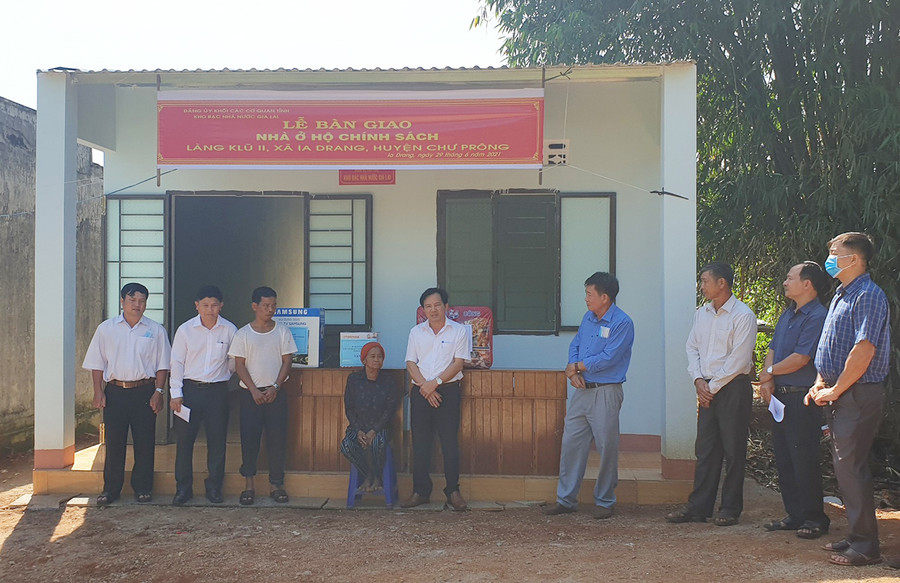 Đại diện lãnh đạo Kho bạc Nhà nước tỉnh Gia Lai trao nhà tình nghĩa cho bà Siu Hmeo (làng Klũ, xã Ia Drăng, huyện Chư Prông). Ảnh: Sơn Ca Đại diện lãnh đạo Kho bạc Nhà nước Gia Lai trao tặng nhà tình nghĩa cho bà Siu Hmeo. Ảnh: Sơn Ca