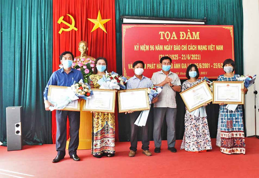 Trao Bằng khen của Chủ tịch UBND tỉnh cho các cá nhâncó thành tích xuất sắc trong xây dựng và phát triển ấn phẩm Báo ảnh Gia Lai từ năm 2001-2021 (1)