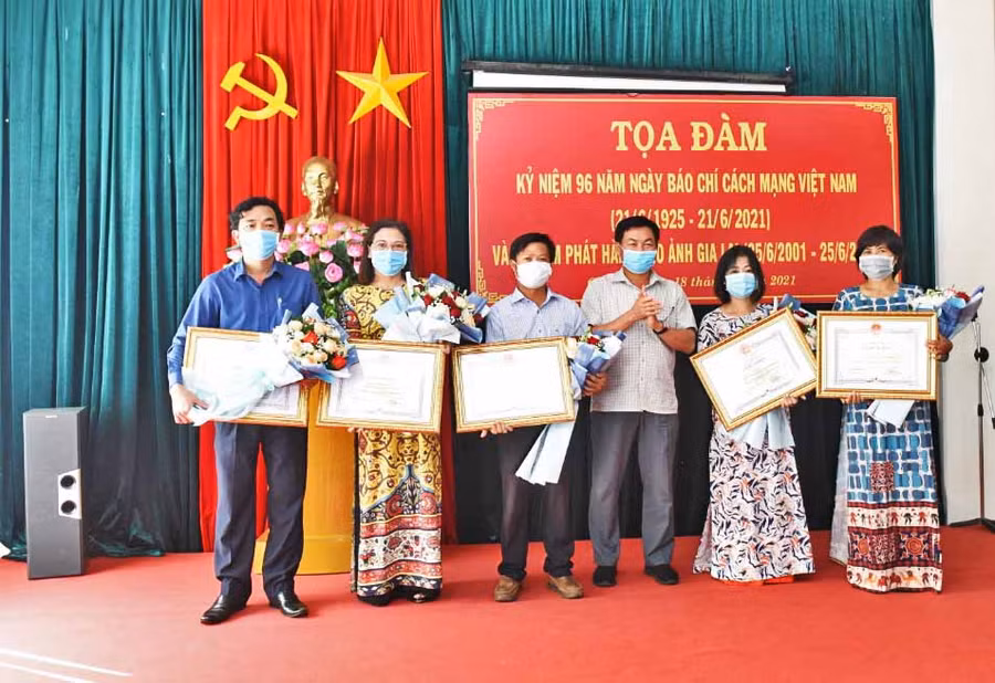 Trao Bằng khen của Chủ tịch UBND tỉnh cho các cá nhâncó thành tích xuất sắc trong xây dựng và phát triển ấn phẩm Báo ảnh Gia Lai từ năm 2001-2021 (1)