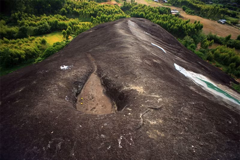 Đá Voi Mẹ có tọa độ địa lý là 12°28'53 vĩ độ Bắc và 108°13'59 kinh độ Đông. Ảnh: Kiến Thức.