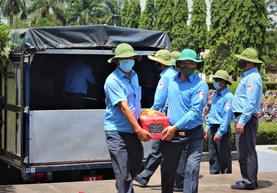 Hình 2: Cán bộ, chiến sĩ đội K52 đưa các liệt sĩ về nơi an nghỉ cuối cùng tại Nghĩa trang liệt sĩ tỉnh Gia Lai. Ảnh: Kim Hồng ( Bộ CHQS tỉnh Gia Lai).