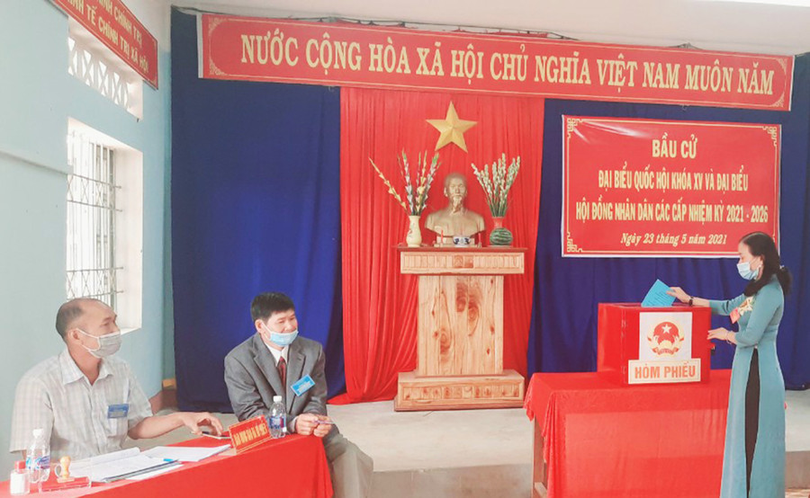 Cử tri bầu cử tại khu vực bỏ phiếu số 4 (thị trấn Phú Hòa, huyện Chư Păh). Ảnh: Thanh Nhật Cử tri bầu cử tại khu vực bỏ phiếu số 4 thị trấn Phú Hoà huyện Chư Păh. Ảnh: Thanh Nhật