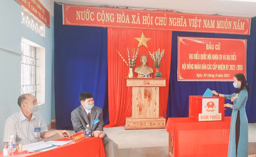 Cử tri bầu cử tại khu vực bỏ phiếu số 4 thị trấn Phú Hoà huyện Chư Păh. Ảnh: Thanh Nhật