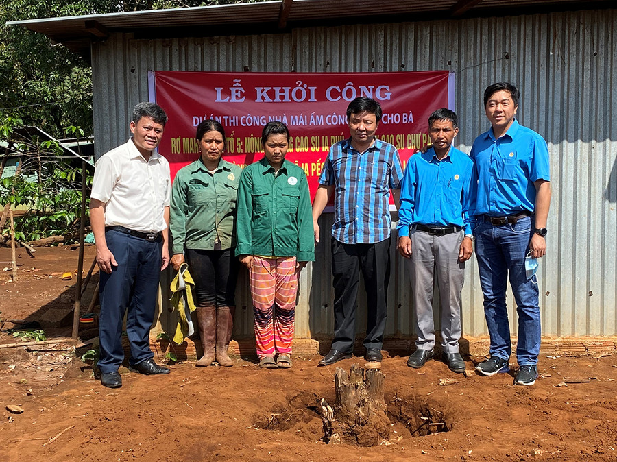 Khởi công nhà "Mái ấm Công đoàn" cho gia đình công nhân dân tộc thiểu số ở Nông trường Ia Phú. Ảnh: Hà Đức Thành Khởi công nhà mái ấm Công đoàn cho gia đình công nhân dân tộc thiểu số NT Ia Phú. Ảnh: Hà Đức Thành