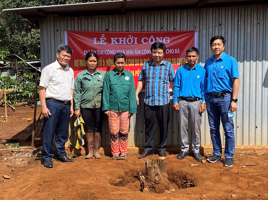 Khởi công nhà "Mái ấm Công đoàn" cho gia đình công nhân dân tộc thiểu số ở Nông trường Ia Phú. Ảnh: Hà Đức Thành Khởi công nhà mái ấm Công đoàn cho gia đình công nhân dân tộc thiểu số NT Ia Phú. Ảnh: Hà Đức Thành