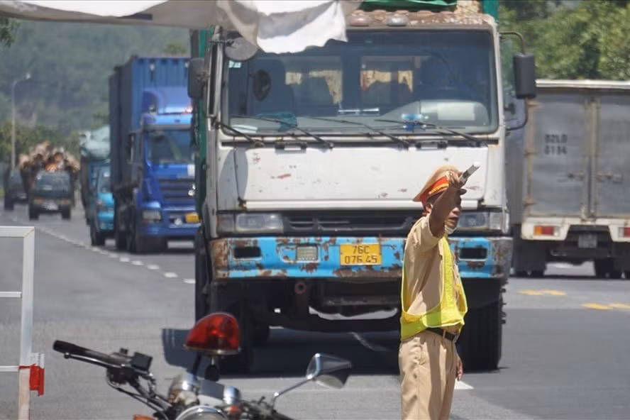 Nắng như nung ở chốt kiểm dịch COVID-19 tại 1 cửa ô phía nam TP.Đà Nẵng. Ảnh: CT