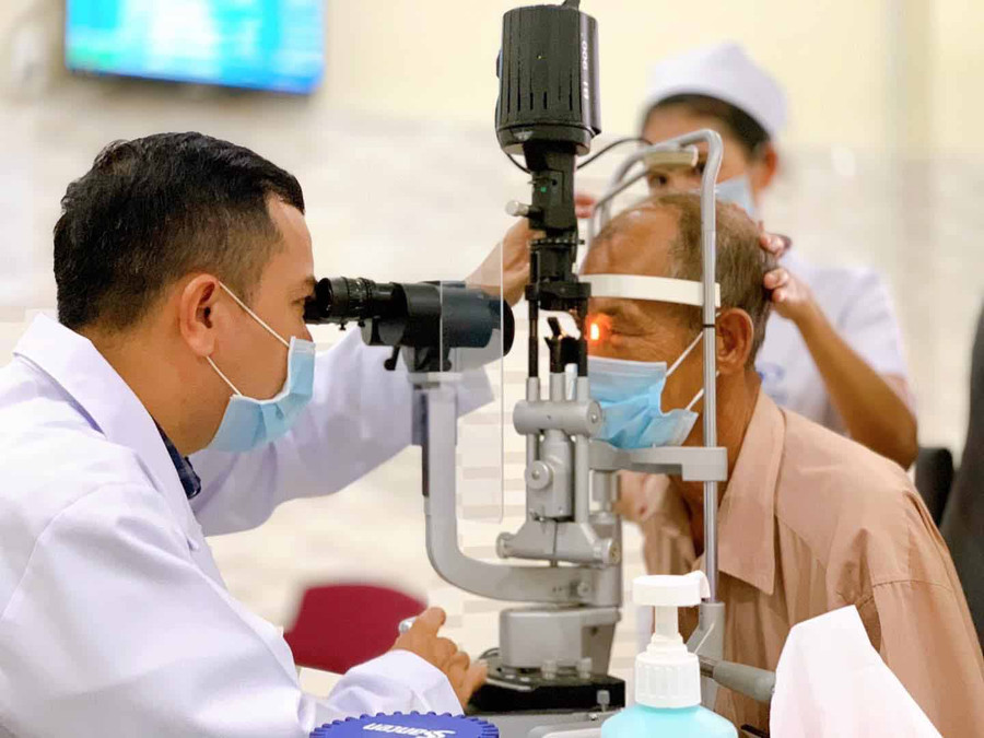 Bác sĩ Bệnh viện Mắt Quốc tế Sài Gòn-Gia Lai khám mắt cho người dân. Ảnh: Như Nguyện